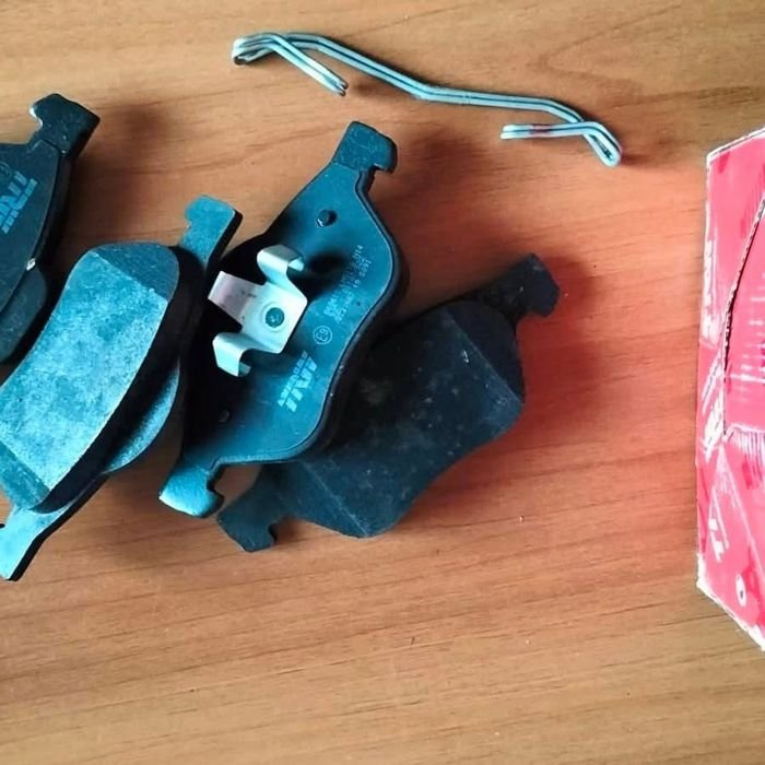 Plaquettes TRW vues de dos avec leurs ressorts de maintien