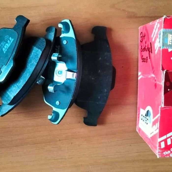 Plaquettes de frein neuves et boîte TRW annotée au marqueur